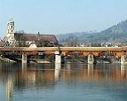 Staatsgrenze Schweiz - Deutschland auf der Holzbrücke über den Rhein Staatsgrenze Schweiz - Deutschland auf der Holzbrücke über den Rhein