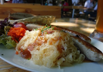 Bratwürste mit Sauerkraut Bratwürste mit Sauerkraut