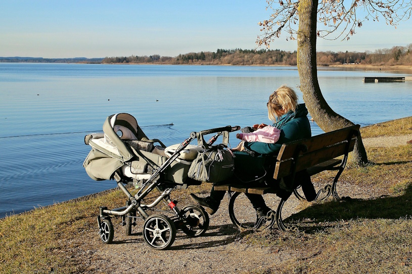 Mit Kinderwagen am See