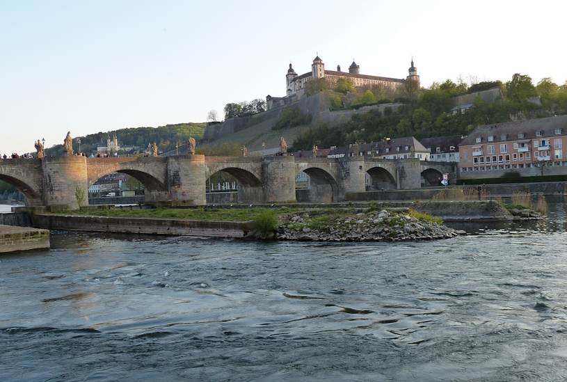 Würzburg mit Festung Marienberg und Alter Mainbrücke